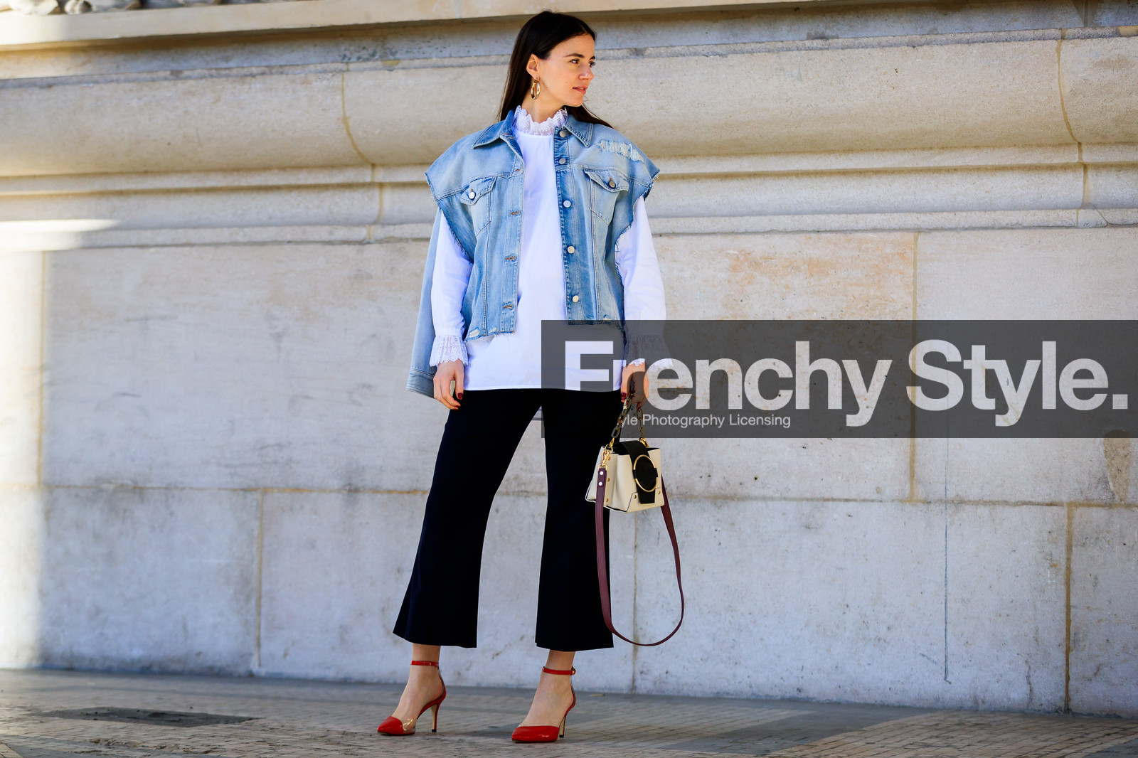 atmosphere details, AUTUMN WINTER 2017-2018, AW 17-18, beige bag, black and white bag, black pants, blue denim, denim jacket, FALL WINTER 2017-2018, fashion week, frenchystyle, full length, FW, FW 17-18, high heels, horizontal, jonathan paciullo, leather bag, leather shoes, PARIS, PFW, red shoes, sleeveless, street style, trousers, white shirt, zina charkoplia