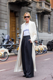 black pants, black sandals, chain, coat, cream coat, fluid pants, gold necklace, large pants, Lisa Aiken, long coat, necklace, pants, pleated pants, ray ban, ribbed t-shirt, sandals, sunglasses, t-shirt, white coat, white t-shirt, fashion week, frenchystyle, FW, jonathan paciullo, street style, SPRING SUMMER 2022, SS 22, MFW, MILAN, vertical, full length