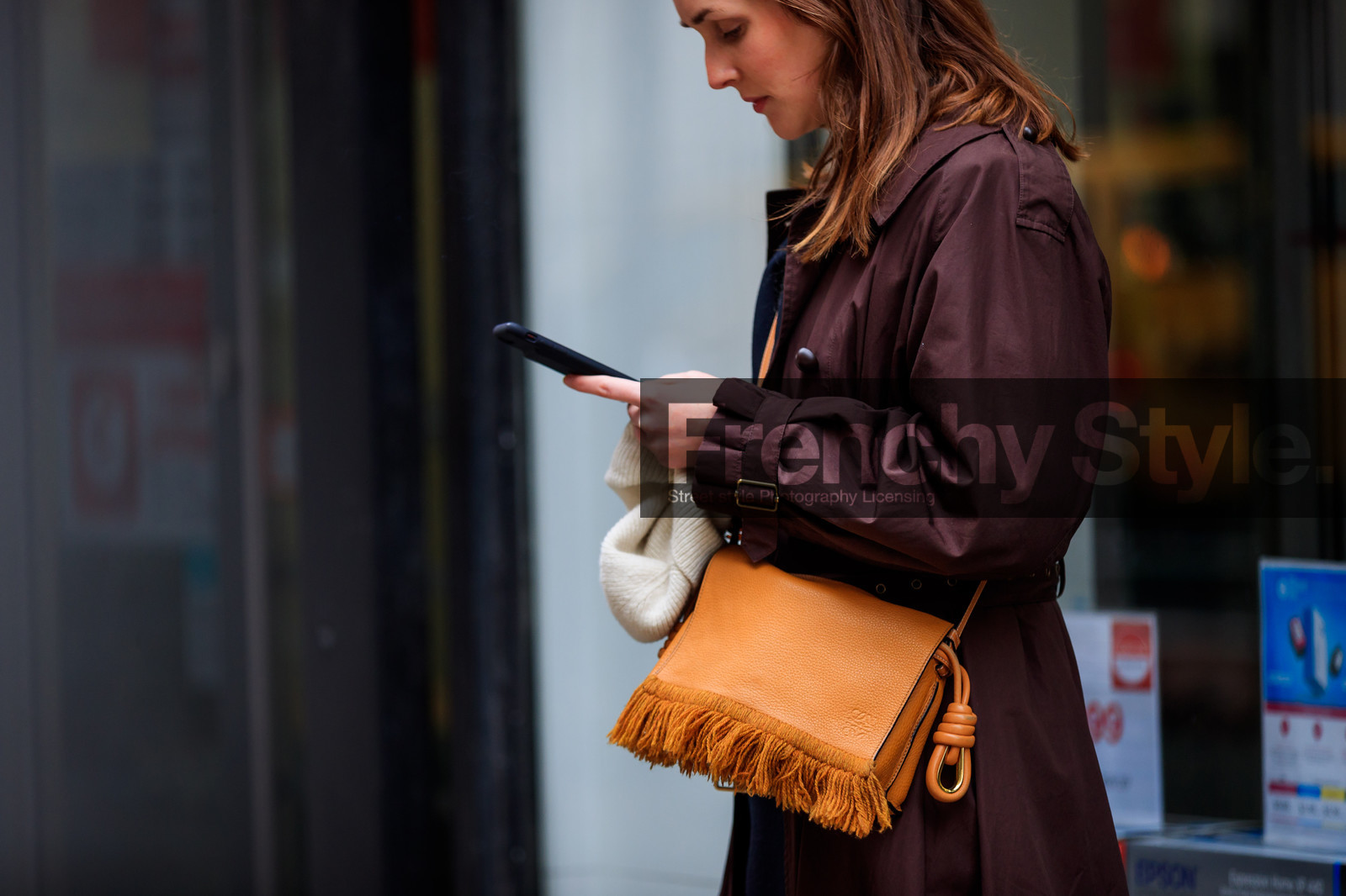 brown coat, camel bag, fringes, leather bag, loewe, trench coat, street style, jonathan paciullo, FW, frenchystyle, fashion week, NYFW, NEW YORK, AUTUMN WINTER 2018-2019, AW 18-19, FALL WINTER 2018-2019, FW 18-19, atmosphere details, horizontal, detail