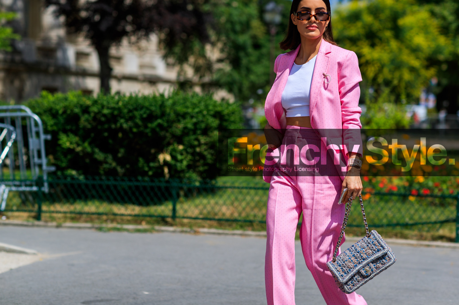 blazer, chanel, crop top, graphic bag, leather bag, pink jacket, pink pants, pink suit, printed bag, sunglasses, trousers, tweed bag, white top, fashion week, frenchystyle, FW, jonathan paciullo, street style, PFW, PARIS, horizontal, atmosphere details, detail, AUTUMN WINTER 2018-2019, FALL WINTER 2018-2019, FW 18-19, camila coelho