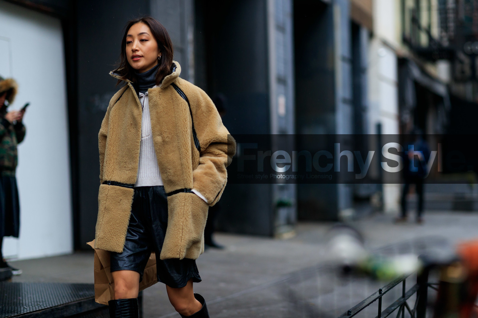 beige coat, fur coat, black leather bermuda shorts, black leather shorts, zipped pullover, white pullover, fashion week, frenchystyle, FW, jonathan paciullo, street style, NYFW, NEW YORK, AUTUMN WINTER 2020-2021, FALL WINTER 2020-2021, FW 20-21, horizontal, atmosphere details, detail