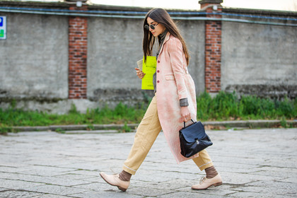 atmosphere details, AUTUMN WINTER 2016-2017, AW 16-17, beige pants, beige shoes, black bag, brown sweater, derbies, FALL WINTER 2016-2017, fashion week, frenchystyle, full length, FW, FW 16-17, horizontal, jonathan paciullo, leather bag, leather coat, LFW, linen, loafers, LONDON, MENSWEAR, pink coat, street style, sunglasses, trousers, turtleneck sweater