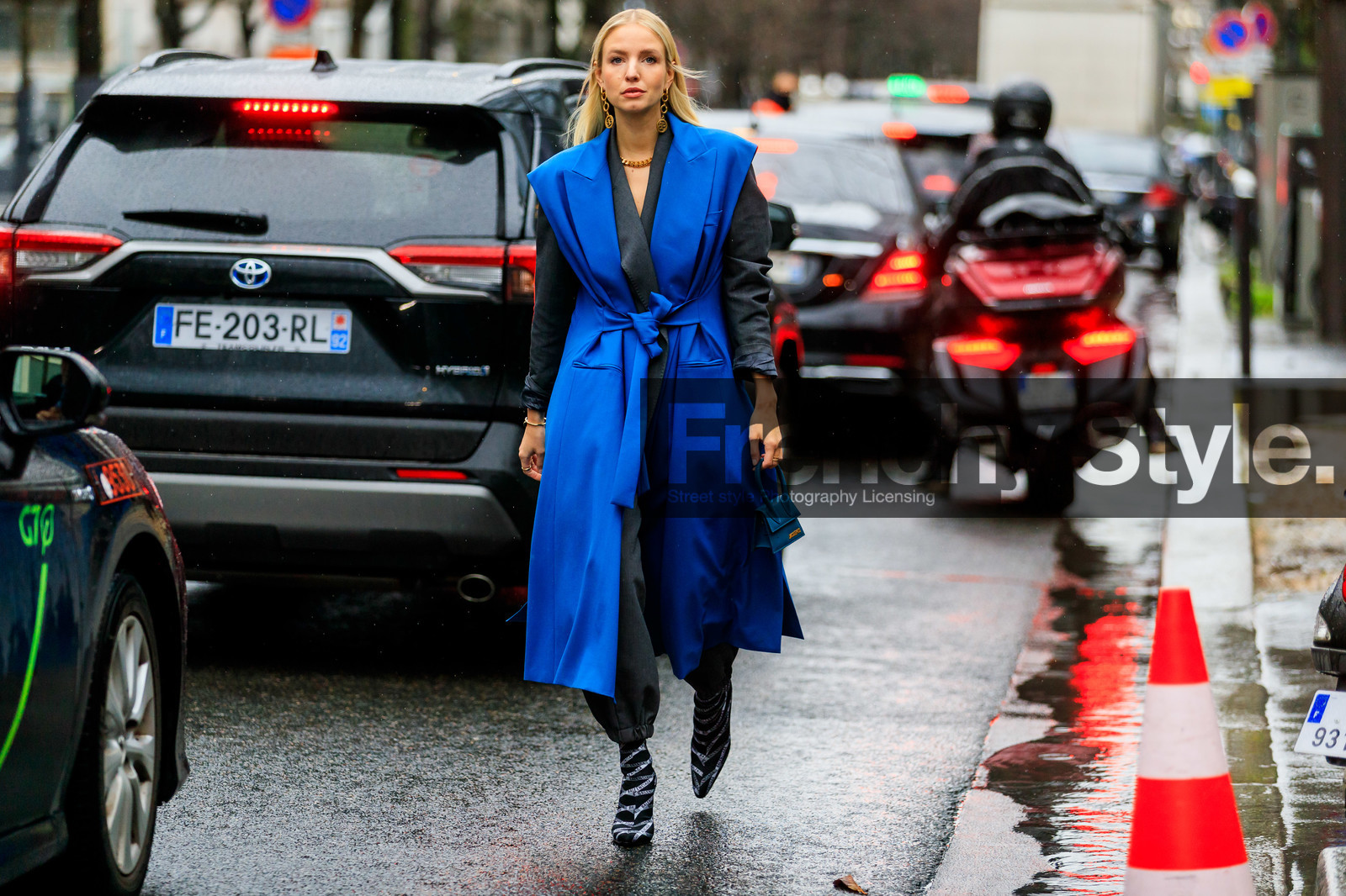 leonie hanne, blue jacket, long jacket, grey jacket, grey pants, sleeveless jacket, belted jacket, golden earrings, dangling earrings, golden necklace, big chain necklace, balenciaga earrings, balenciaga jacket, balenciaga boots, black leather boots, logo printed boots, low boots, striped boots, monogrammed boots, high heels boots, socks boots, fashion week, frenchystyle, FW, jonathan paciullo, street style, PFW, PARIS, horizontal, atmosphere details, full length