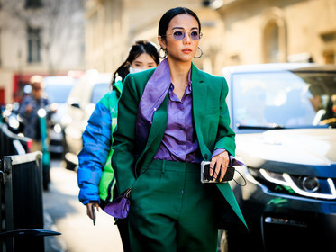 green suit, purple shirt, satin shirt, dandy look, valentino, silver loops, purple sunglasses, yoyo cao, street style, jonathan paciullo, FW, frenchystyle, fashion week, AUTUMN WINTER 2022-2023, FALL WINTER 2022_2023, FW 22-23, PARIS, PFW, horizontal, atmosphere details, detail