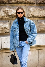 denim look, black turtleneck, golden loops, skinny jeans, light jeans, kelly bag, hermes handbag, black handbag, pernille teisbaek, street style, jonathan paciullo, FW, frenchystyle, fashion week, AUTUMN WINTER 2022-2023, FALL WINTER 2022_2023, FW 22-23, PFW, PARIS, vertical, detail