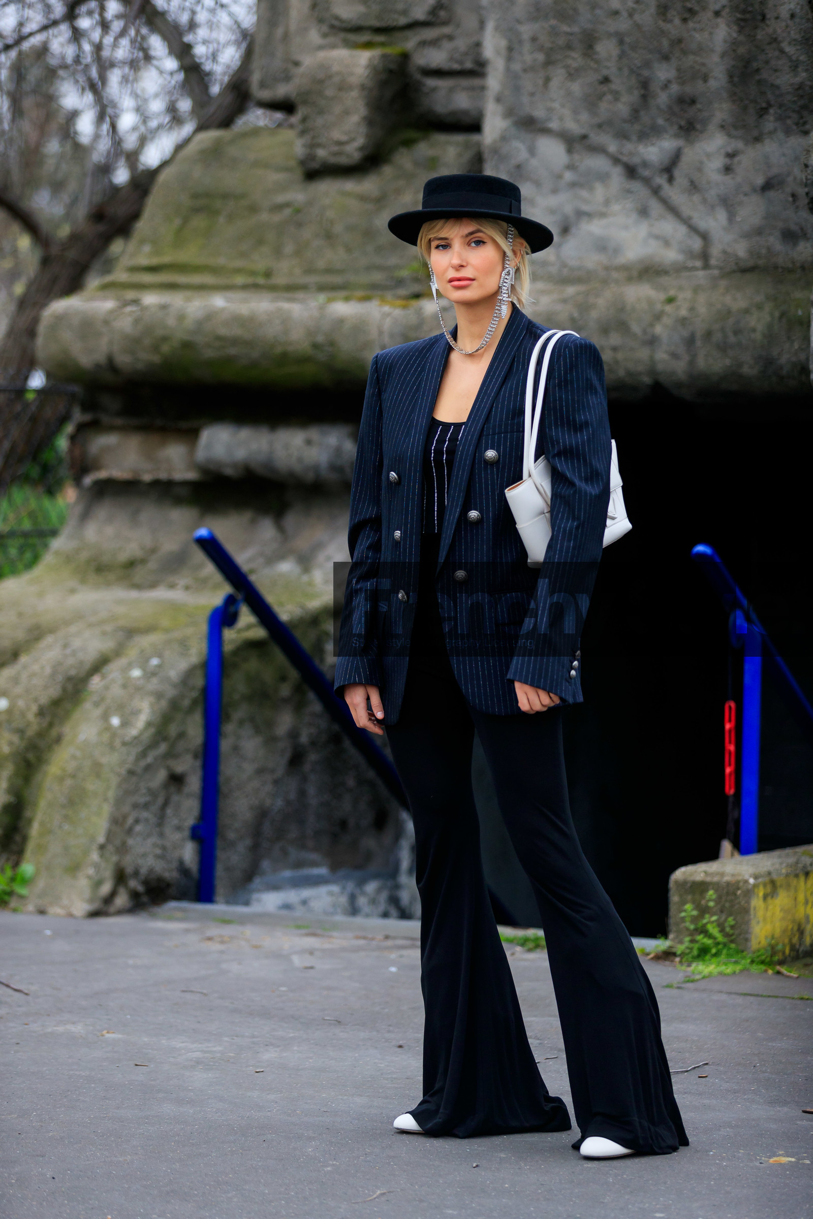 black hat, black pants, black top, navy blue jacket, striped jacket, lurex jacket, silvered jacket, strapless top, strassed hat, strassed earrings, white leather bag, shoulder bag, bottega veneta bag, silvered earrings, dangling earrings, flare pants, striped top, fashion week, frenchystyle, FW, jonathan paciullo, street style, PFW, PARIS, AUTUMN WINTER 2020-2021, FALL WINTER 2020-2021, FW 20-21, vertical, full length