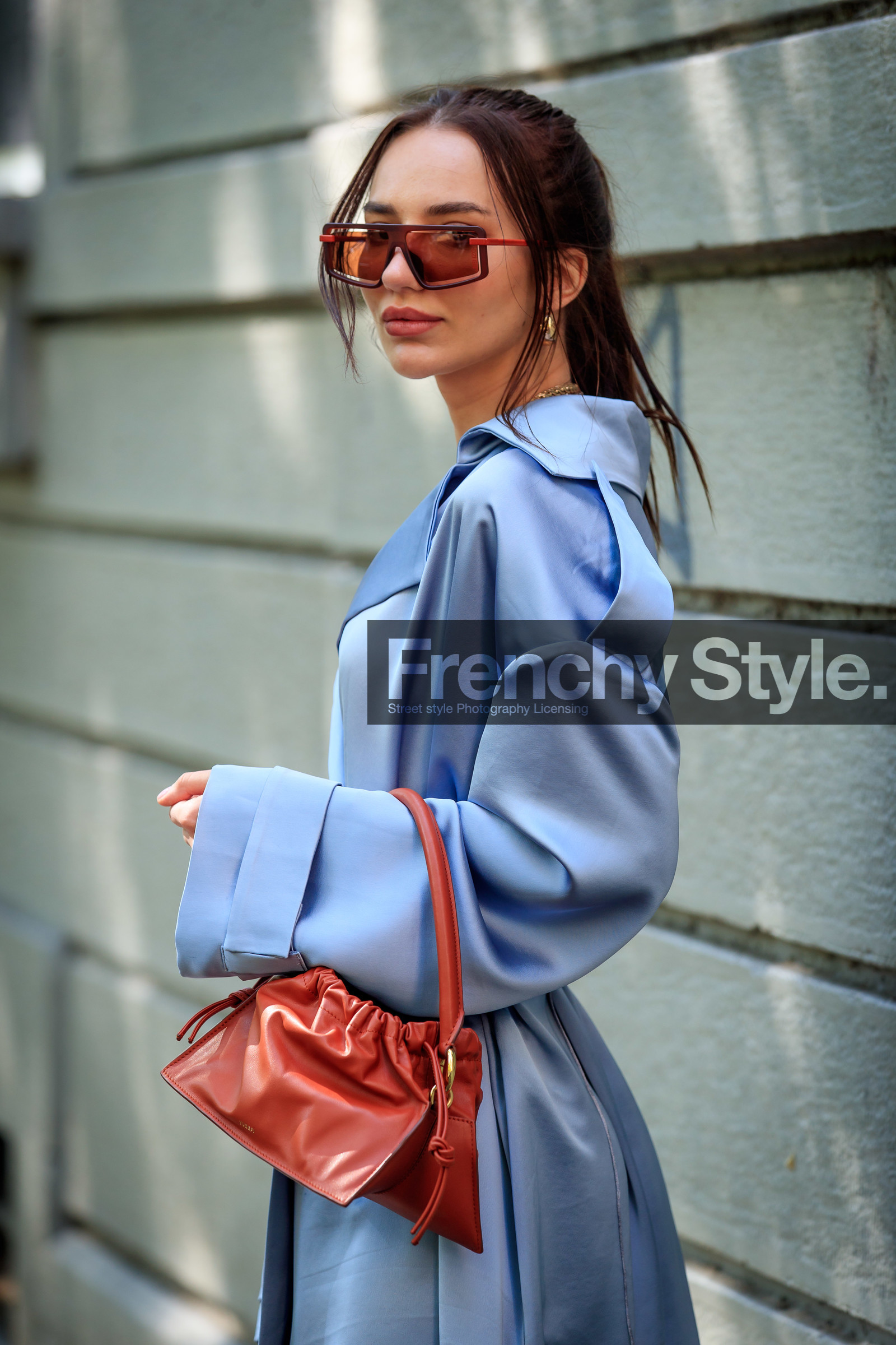 yuzefi bag, red bag, red leather bag, hand bag, mini bag, light blue dress, satin dress, satin belt, belted dress, low necked dress, long sleeves dress, long dress, golden necklace, multi necklace, golden earrings, hoop earrings, shell necklace, brown sunglasses, red sunglasses, futurist shape sunglasses, fashion week, frenchystyle, FW, jonathan paciullo, street style, MFW, MILAN, SPRING SUMMER 2021, SS 21, vertical, detail