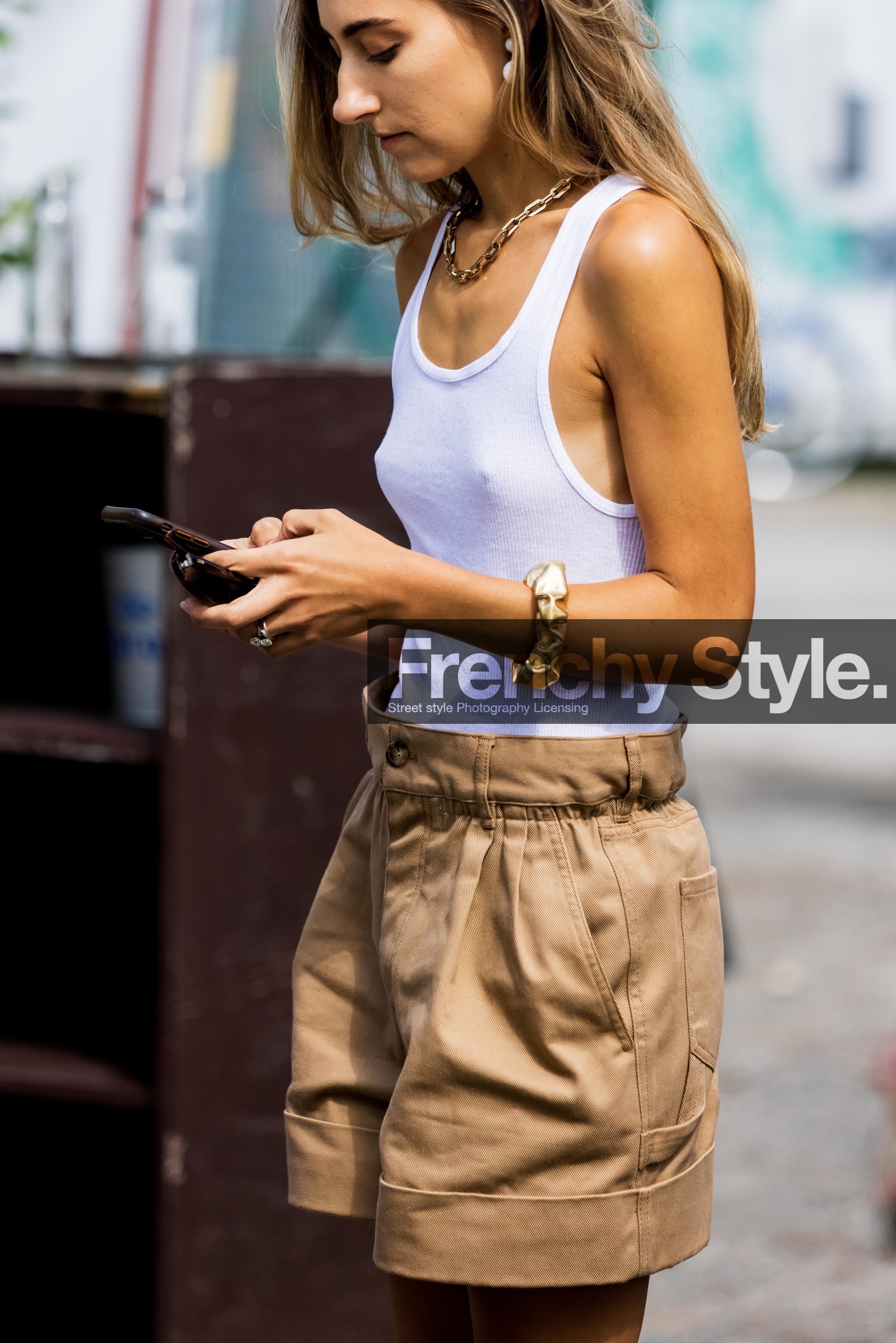 Jenny M Walton, white top, sleeveless top, tank top, beige shorts, high waist shorts, miu miu shorts, golden bracelet, golden necklace, chain necklace, fashion week, frenchystyle, FW, jonathan paciullo, street style, SPRING SUMMER 2022, SS 22, COPENHAGEN, CPHFW, vertical, atmosphere details