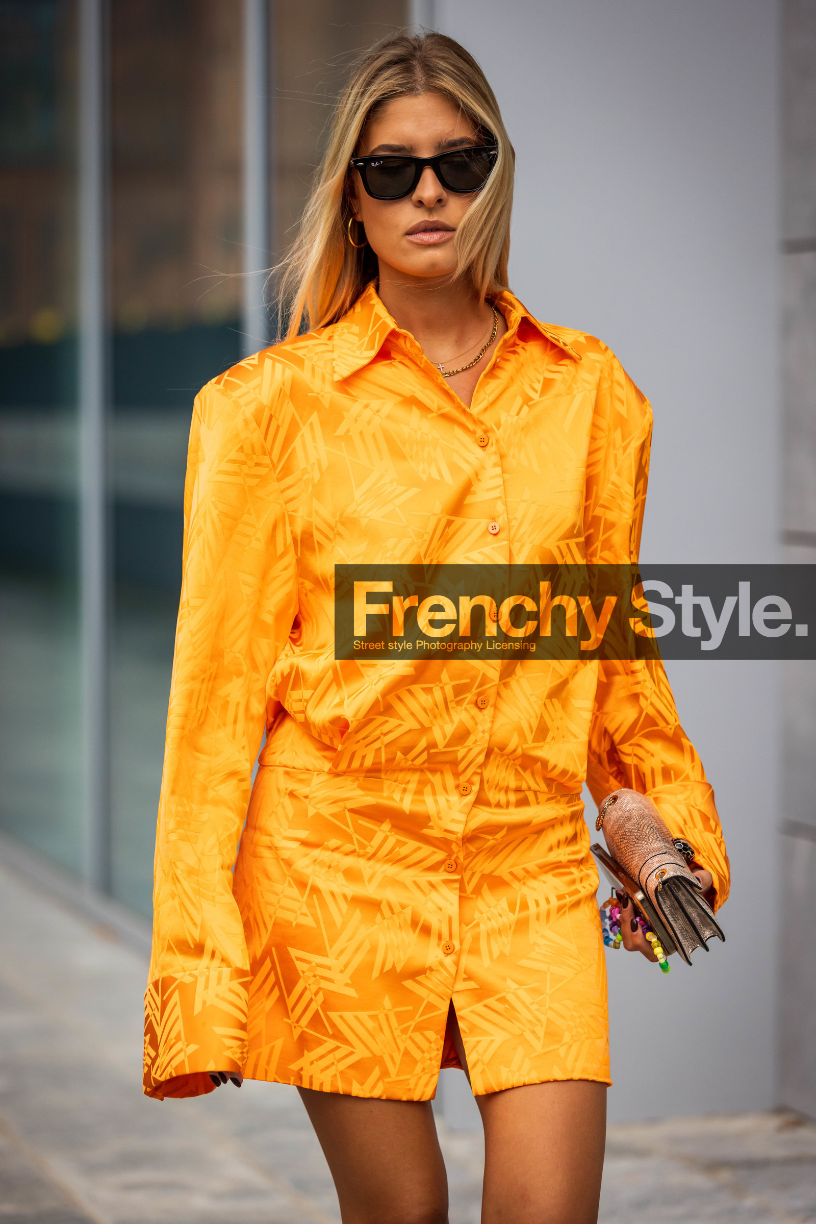 Teresa Andrés Gonzalvo, black sunglasses, bulgari bag, color, fluo color, leather bag, orange dress, pink sandals, printed dress, printed shirt, satined dress, shirt dress, silver bag, sunglasses, orange shirt, fashion week, frenchystyle, FW, jonathan paciullo, street style, SPRING SUMMER 2022, SS 22, MFW, MILAN, vertical, atmosphere details