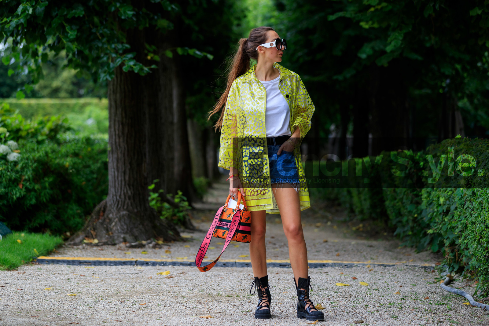 yellow jacket, yellow coat, yellow trench coat, yellow raincoat, leopard printed coat, leopard printed jacket, leopard pritned trench coat, leopard printed raincoat, sheer coat, sheer jacket, sheer trench coat, sheer raincoat, white t-shirt, denim, denim shorts, used shorts, blue shorts, mini shorts, white sunglasses, black sunglasses, round shape sunglasses, big sunglasses, orange bag, pink bag, printed bag, hand bag, dior bag, dior coat, dior jacket, dior trench coat, dior raincoat, dior boots, dior shoes, black boots, black leather boots, laced boots, flat boots, big sole boots, lady dior bag, estelle pigault, fashion week, frenchystyle, FW, jonathan paciullo, street style, PFW, PARIS, AUTUMN WINTER 2021-2022, FALL WINTER 2021-2022, FW 21-22, atmosphere details, horizontal, full length