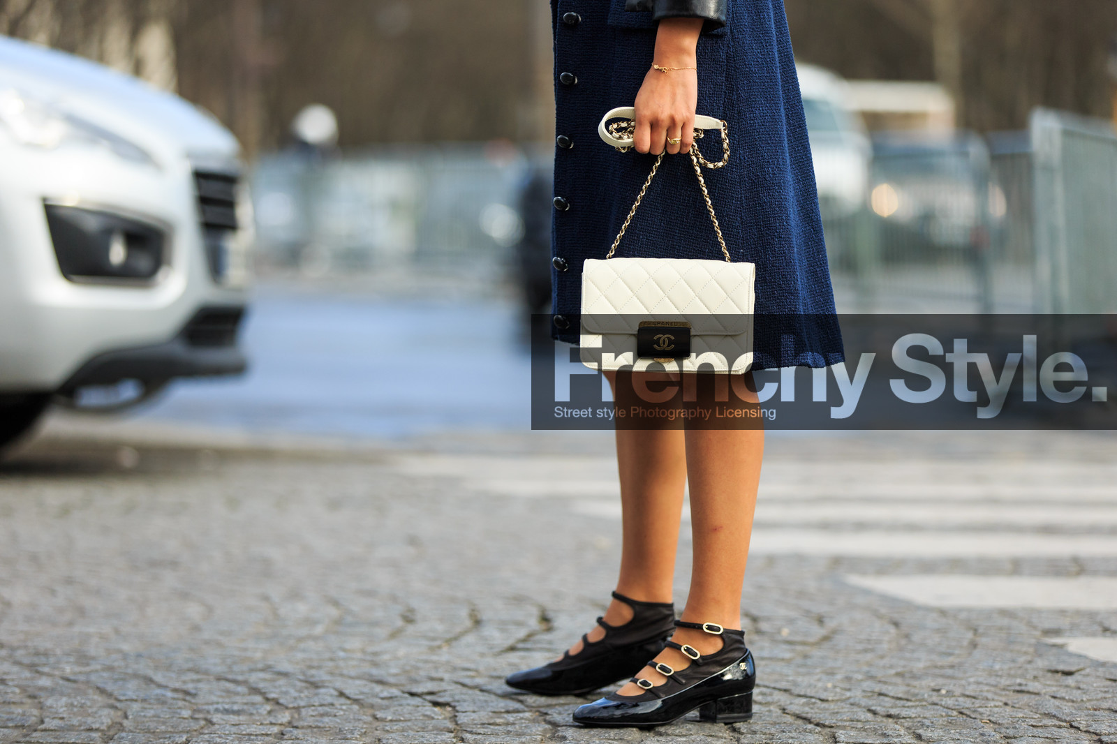 atmosphere details, AUTUMN WINTER 2016-2017, AW 16-17, black shoes, blue coat, chanel, detail, FALL WINTER 2016-2017, fashion week, frenchystyle, FW, FW 16-17, horizontal, jonathan paciullo, leather bag, leather shoes, nicole warne, PARIS, PFW, street style, varnished leather shoes, white bag