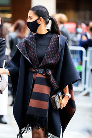 black cape, black coat, belted cape, belted coat, logo printed belt, striped cape, striped coat, fringe cape, fringe coat, monogrammed cape, monogrammed coat, monogrammed clutch, brown leather clutch, box bag, louis vuitton clutch, louis vuitton coat, louis vuitton cape, louis vuitton belt, covid face mask, PARIS, PFW, fashion week, frenchystyle, FW, jonathan paciullo, street style, SPRING SUMMER 2021, SS 21, vertical, atmosphere details, detail