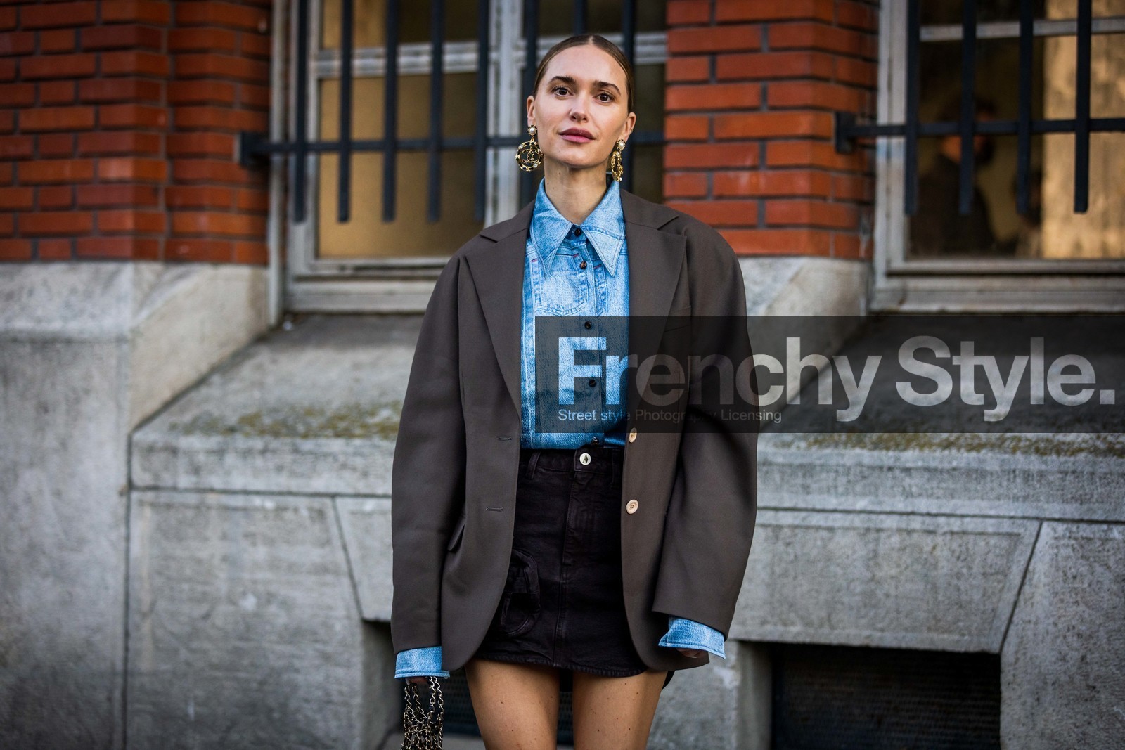 bag, black bag, black denim, black skirt, blazer, blue shirt, brown blazer, chanel earrings, denim shirt, denim skirt, earrings, gold bag, gold chain, gold earrings, mini skirt, oversize blazer, Pernille Teisbaek, shirt, skirt, statement bag, the attico skirt, street style, jonathan paciullo, FW, frenchystyle, fashion week, PFW, PARIS, SPRING SUMMER 2022, SS 22, horizontal, atmosphere details