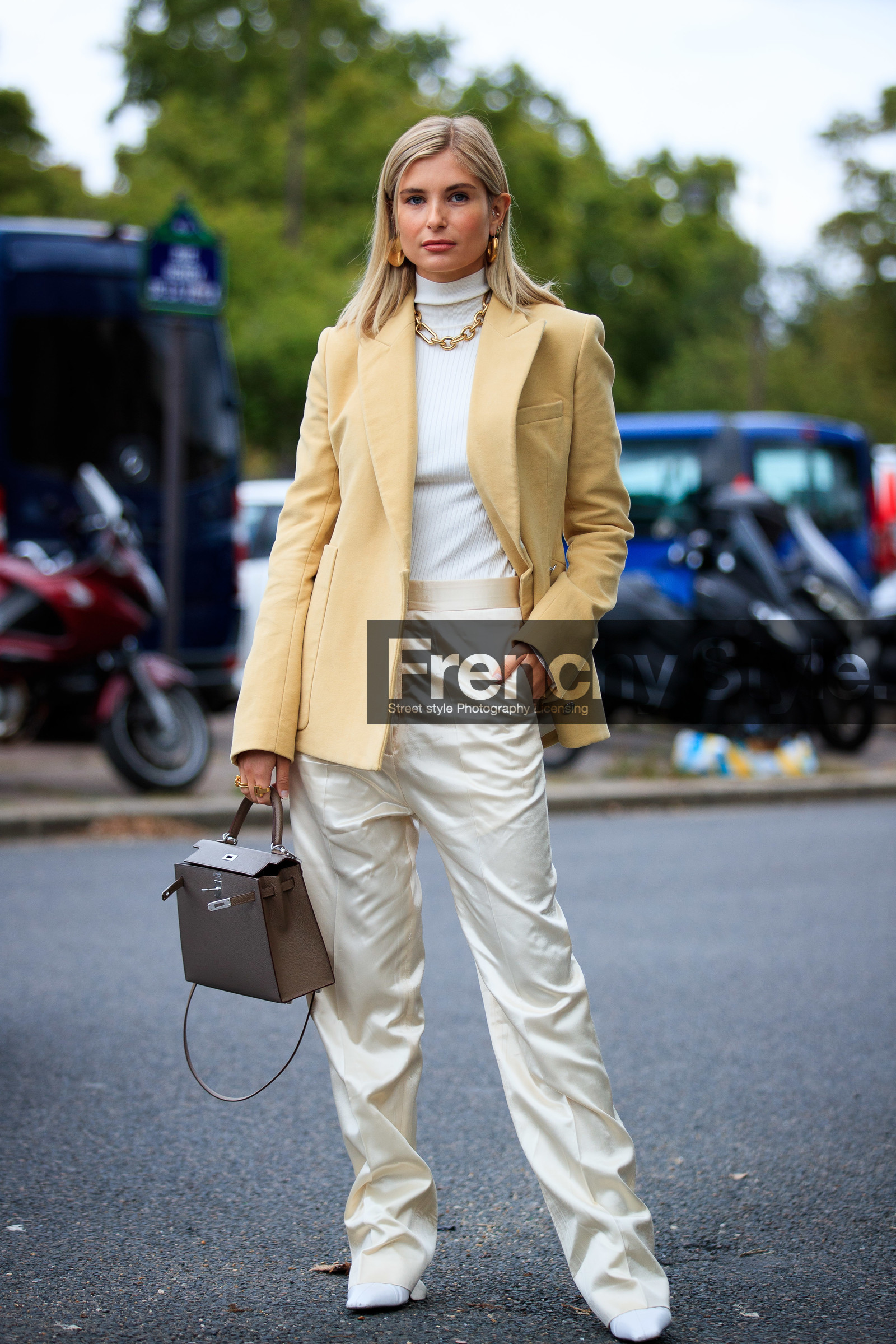 xenia adonts, light yellow jacket, beige jacket, white pullover, white pants, satin pants, turtleneck pullover, loose pants, hermes jacket, golden necklace, golden earrings, golden ring, multi earrings, big chain necklace, brown leather bag, hermes bag, kelly hermes bag, hoop earrings, mini hoop earrings, diamond earrings, white total look, beige total look, fashion week, frenchystyle, FW, jonathan paciullo, street style, PFW, PARIS, SPRING SUMMER 2021, SS 21, vertical, full length