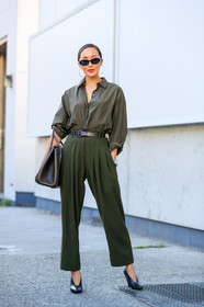 black shoes, Chriselle Lim, fashion week, frenchystyle, full length, FW, green bag, green pants, green shirt, high heels, high waist, jonathan paciullo, leather bag, leather shoes, NEW YORK, NYFW, SPRING SUMMER 2018, SS 18, street style, sunglasses, tone on tone, total look green, trousers, vertical