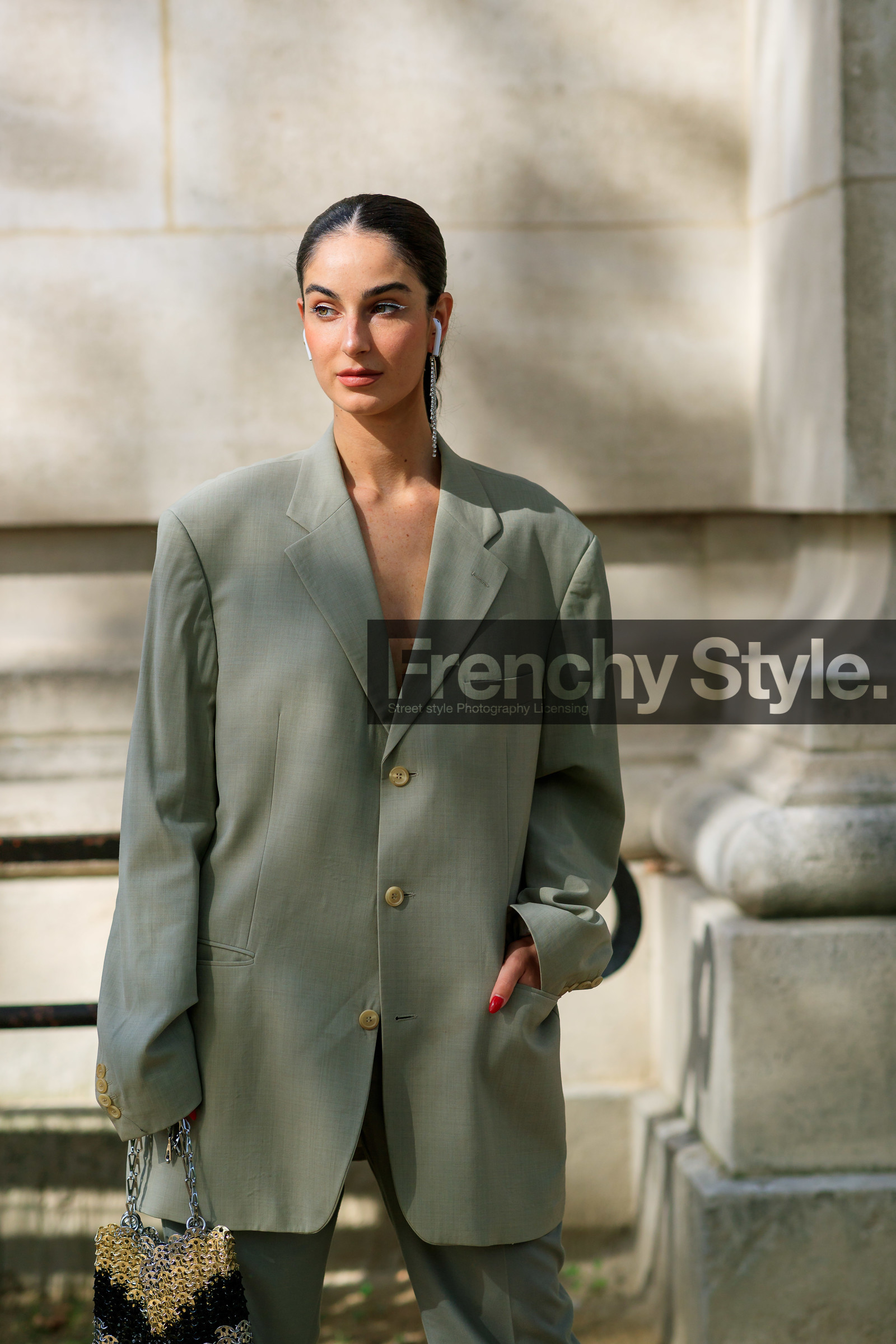 fiona zanetti, airpod, dangling earrings, silvered earrings, strassed earrings, beige jacket, oversize jacket, paco rabanne bag, metalic bag, metal bag, silvered bag, golden bag, PARIS, PFW, SPRING SUMMER 2020, SS 20, fashion week, frenchystyle, FW, jonathan paciullo, street style, vertical, atmosphere details, detail