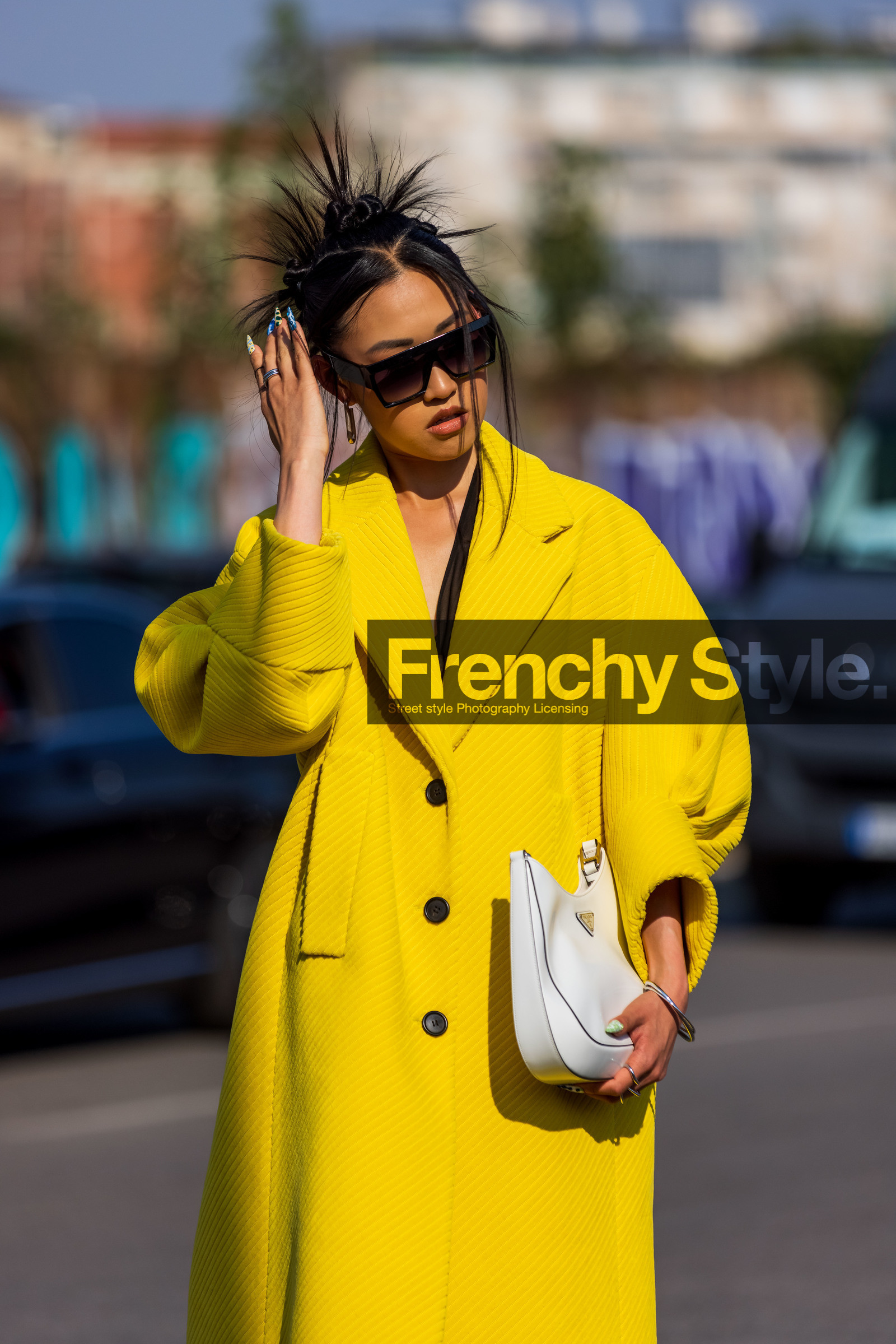 Jaime Xie, detail color, colorblock, white bag, bag, oversize coat, prada bag, wool coat, yellow coat, hairstyle, fashion week, frenchystyle, FW, jonathan paciullo, street style, SPRING SUMMER 2022, SS 22, MFW, MILAN, vertical, atmosphere details