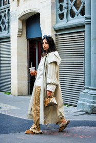sporty look, black sunglasses, classic trench, ligh grey trench, dior hoodie, white hoodie, camel trousers, assymetric handbag, earth tones bag, multiple necklace, furry slippers, camel slippers, selma kaci sebbagh, street style, jonathan paciullo, FW, frenchystyle, fashion week, AUTUMN WINTER 2022-2023, FALL WINTER 2022_2023, FW 22-23, PFW, PARIS, full length, vertical