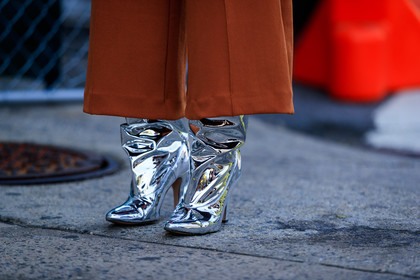 atmosphere details, camel pants, detail, fashion week, frenchystyle, FW, high heels, horizontal, jonathan paciullo, leather shoes, NEW YORK, NYFW, shiny shoes, silver shoes, SPRING SUMMER 2018, SS 18, street style, trousers