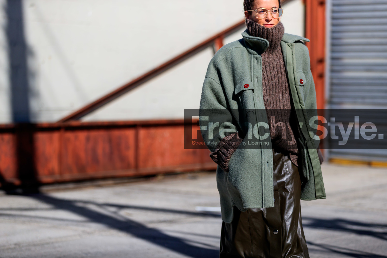 brown skirt, brown sweater, green jacket, leather skirt, Lucy Chadwick, turtleneck sweater, street style, jonathan paciullo, frenchystyle, NYFW, NEW YORK, AUTUMN WINTER 2019-2020, AW 19-20, FALL WINTER 2019-2020, FW 19-20, fashion week, FW, atmosphere details, horizontal, detail