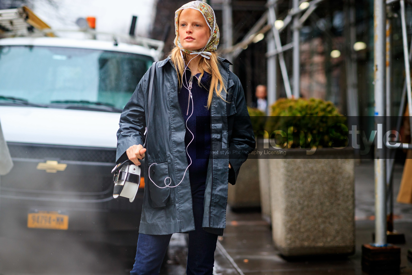 model, hanne gaby odiele, hair scarf, plastic scarf, sheer scarf, floral printed scarf, black parka, navy blue pullover, zipped pullover, white leather bag, bicolor bag, round shape bag, shoulder bag, proenza schouler bag, blue jeans, navy blue jeans, fashion week, frenchystyle, FW, jonathan paciullo, street style, NYFW, NEW YORK, AUTUMN WINTER 2020-2021, FALL WINTER 2020-2021, FW 20-21, horizontal, atmosphere details, detail