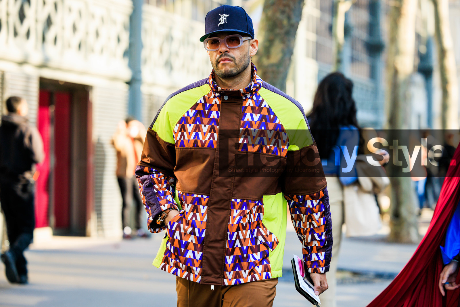 blue cap, valentino, valetino jacket, print jacket, multicolor jacket, brown toned jacket, orange toned jacket, sporty look, grey sunglasses, street style, jonathan paciullo, FW, frenchystyle, fashion week, AUTUMN WINTER 2022-2023, FALL WINTER 2022_2023, FW 22-23, PARIS, PFW, horizontal, atmosphere details, detail