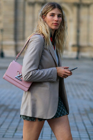 veronika heilbrunner, light beige jacket, green skirt, monogrammed skirt, mini skirt, louis vuitton skirt, louis vuitton bag, pink leather bag, shoulder bag, chain strap bag, PARIS, PFW, SPRING SUMMER 2020, SS 20, fashion week, frenchystyle, FW, jonathan paciullo, street style, vertical, atmosphere details, detail