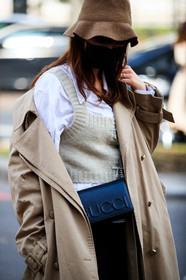 beige trench coat, beige pullover, sleeveless pullover, white shirt, black leather bag, crossbody bag, gucci bag, camel hat, bag detail, covid face mask, fashion week, frenchystyle, FW, jonathan paciullo, street style, PFW, PARIS, SPRING SUMMER 2021, SS 21, vertical, atmosphere details, detail