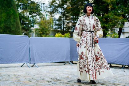 atmosphere details, black belt, black shoes, choker, fashion week, floral, flowers, frenchystyle, full length, FW, graphic dress, high heels, horizontal, jonathan paciullo, leather shoes, mademoiselle yulia, necklace, PARIS, PFW, printed dress, red lips, SPRING SUMMER 2018, SS 18, street style, white dress