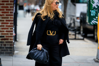 black coat, black blouse, black leather clutch, black leather belt, black total look, big belt, plaited clutch, big buckle belt, lavalliere collar, valentino belt, bottega veneta bag, mirror sunglasses, fashion week, frenchystyle, FW, jonathan paciullo, street style, AUTUMN WINTER 2020-2021, FALL WINTER 2020-2021, FW 20-21, horizontal, atmosphere details, detail, NYFW, NEW YORK