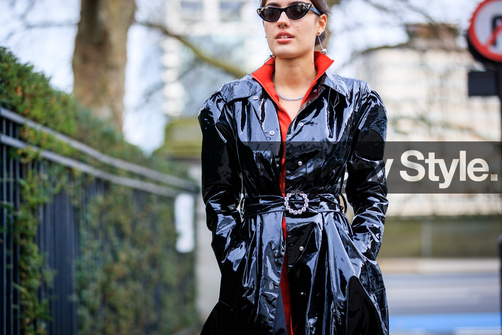 atmosphere details, AUTUMN WINTER 2017-2018, AW 17-18, black coat, black jacket, detail, FALL WINTER 2017-2018, fashion week, frenchystyle, FW, FW 17-18, horizontal, jonathan paciullo, leather coat, LFW, LONDON, patricia manfield, red pants, red sweater, street style, sunglasses, vinyl