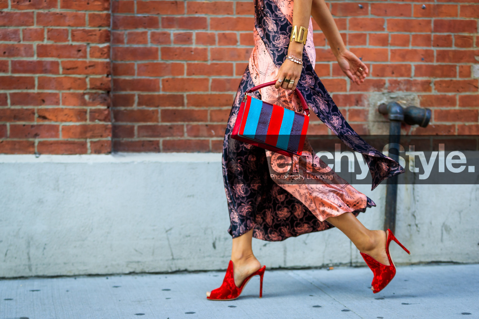 aimee song, atmosphere details, christian dior, detail, fashion week, frenchystyle, FW, geometric, graphic bag, high heels, horizontal, jonathan paciullo, leather bag, leather shoes, NEW YORK, NYFW, pink dress, printed bag, printed dress, red bag, red shoes, silk dress, SPRING SUMMER 2018, SS 18, street style, striped bag