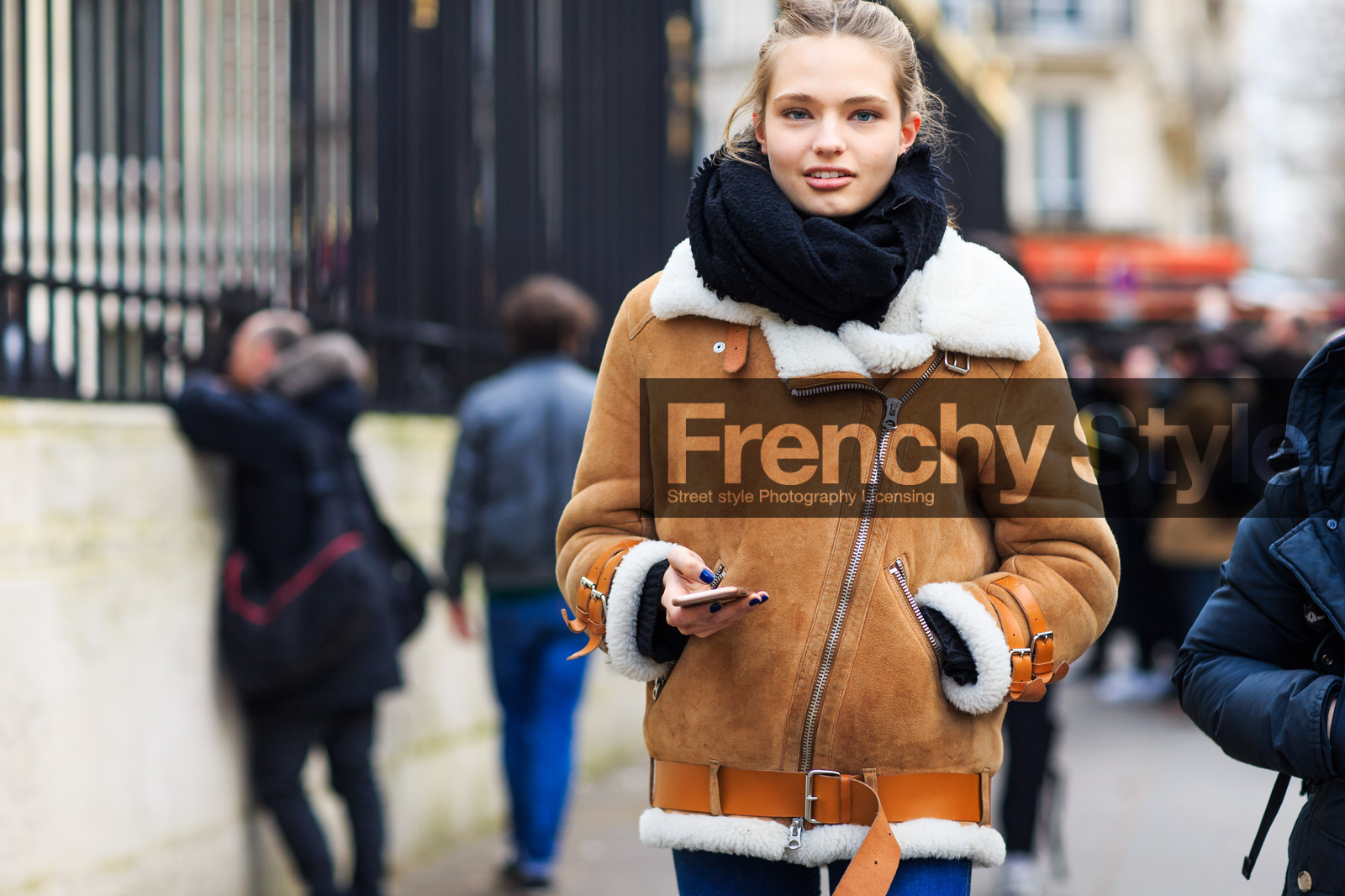 atmosphere details, AUTUMN WINTER 2016-2017, AW 16-17, black scarf, camel jacket, camel perfecto, detail, FALL WINTER 2016-2017, fashion week, frenchystyle, FW, FW 16-17, horizontal, jonathan paciullo, leather jacket, leather perfecto, model, PARIS, PFW, shearling, street style