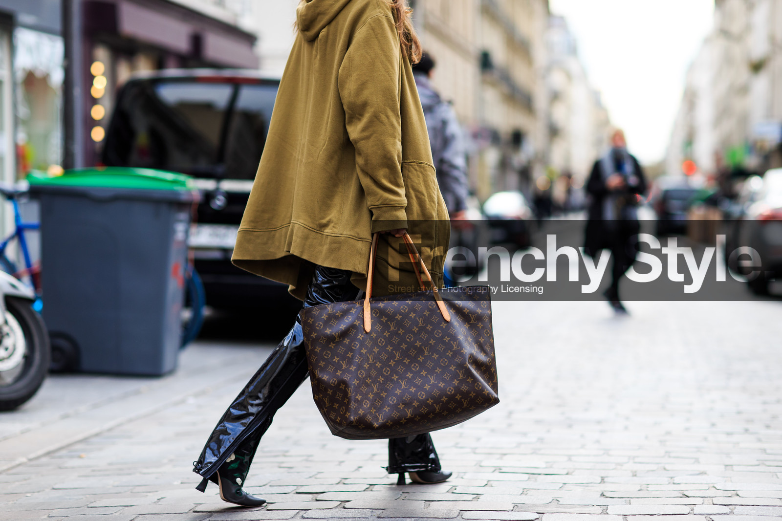 atmosphere details, AUTUMN WINTER 2016-2017, AW 16-17, black pants, brown bag, detail, FALL WINTER 2016-2017, fashion week, frenchystyle, FW, FW 16-17, green jacket, horizontal, jonathan paciullo, kaki jacket, leather bag, leather pants, louis vuitton, monogram, PARIS, PFW, printed bag, street style, trousers, ursina gysi