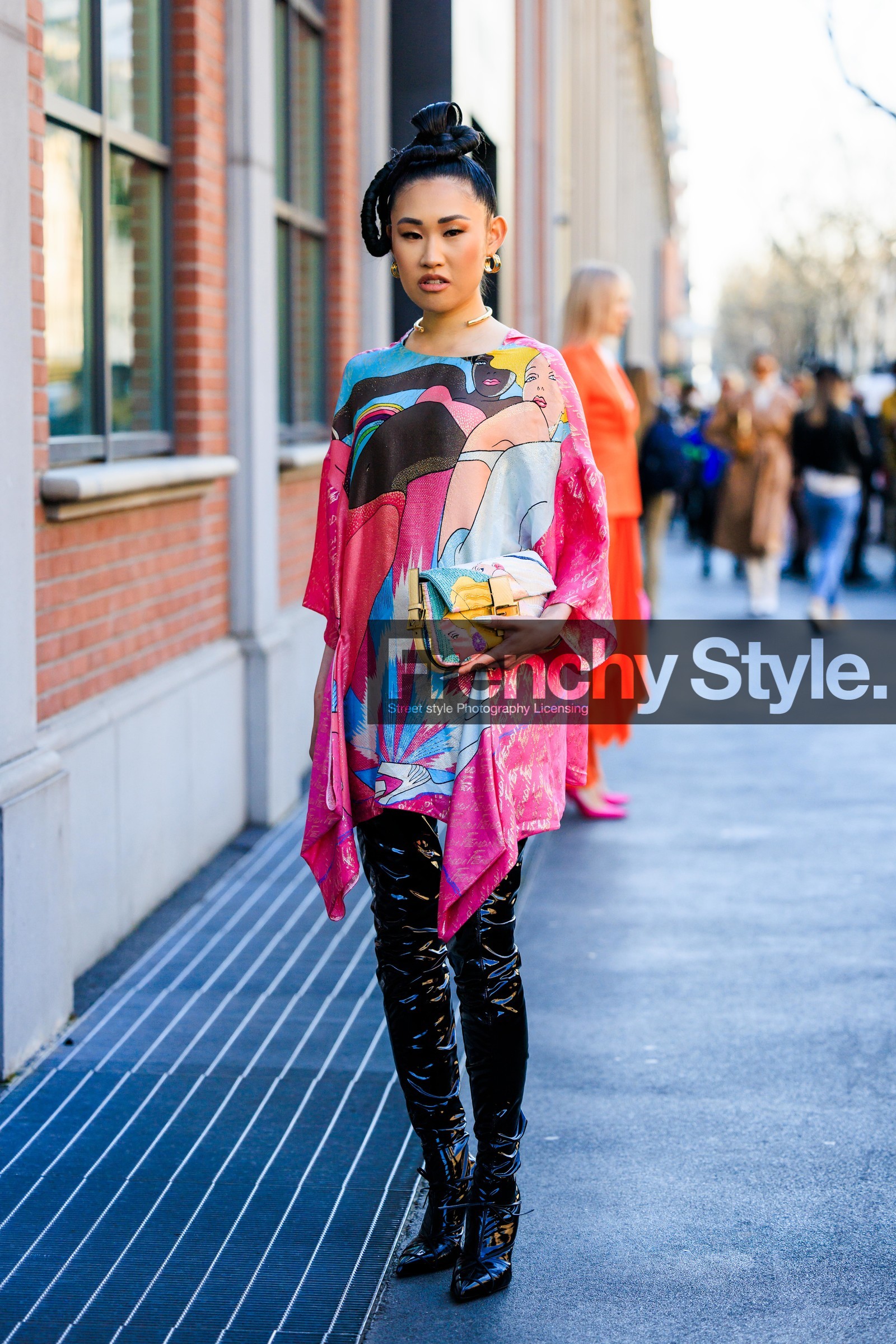 printed dress, asymetrical dress, flared dress, multicolor dress, highknee boots, pattent boots, black boots, baguette fendi bag, multicolor bag, creole loops, braided hair, hair bow, golden choker, jaime xie, fashion week, frenchystyle, FW, jonathan paciullo, street style, MFW, MILAN, FALL WINTER 2022_2023, AUTUMN WINTER 2022-2023, FW 22-23, vertical, full length
