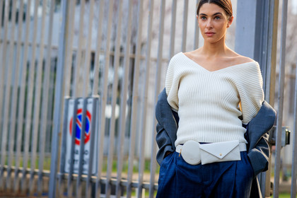 white pullover, half shoulder pullover, white leather belt, white leather bag, round shape bag, mini bag, belt bag, belted pants, navy blue pants, oroton belt, oroton bag, tailored pants, loose pants, grey coat, fashion week, frenchystyle, FW, jonathan paciullo, street style, MFW, MILAN, AUTUMN WINTER 2020-2021, FALL WINTER 2020-2021, FW 20-21, horizontal, atmosphere details, detail