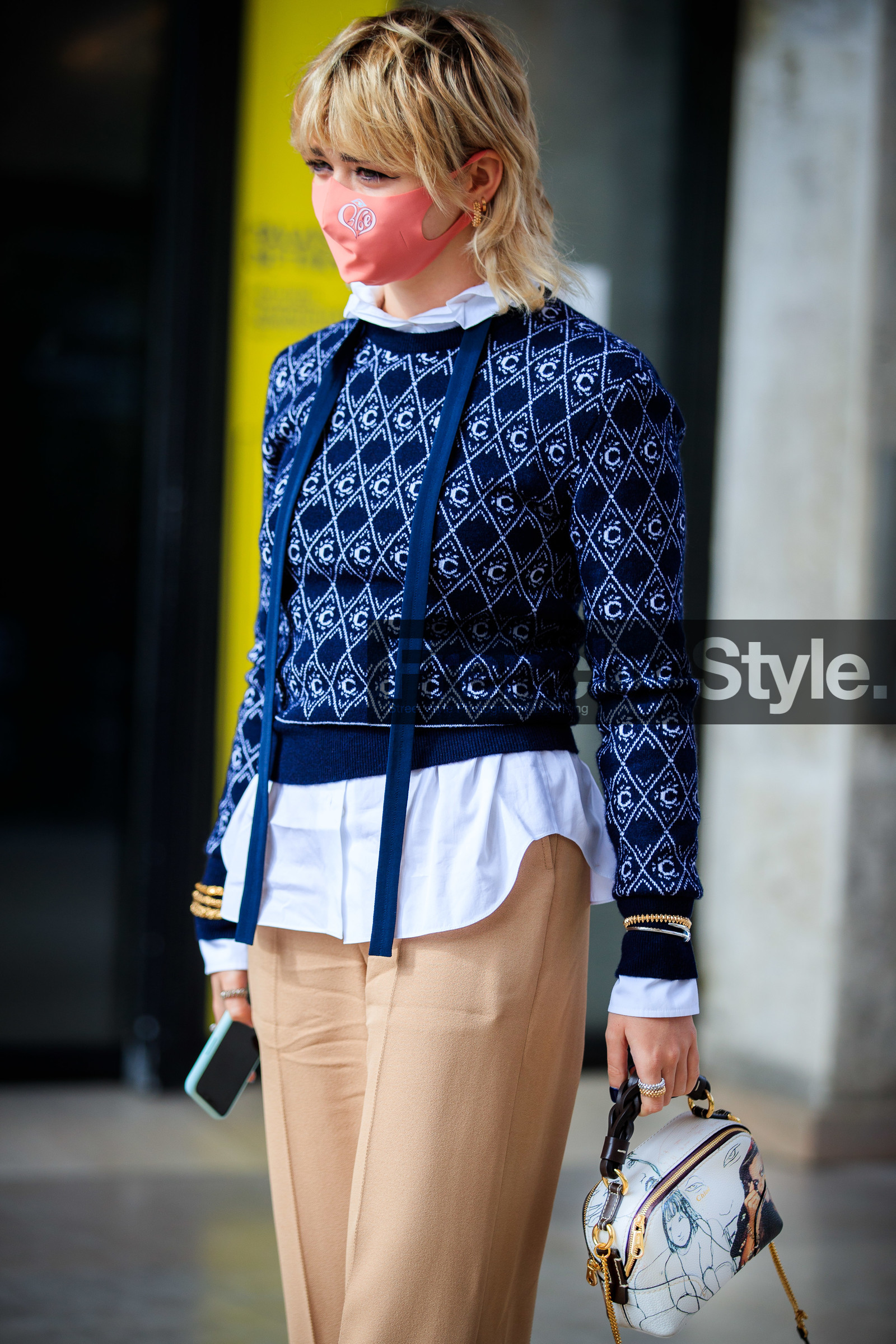 maisie williams, navy blue pullover, beige pants, flare pants, chloe pants, chloe pullover, chloe look, golden bracelet, white blouse, high collar blouse, monogrammed pullover, covid face mask, fashion week, frenchystyle, FW, jonathan paciullo, street style, PFW, PARIS, SPRING SUMMER 2021, SS 21, vertical, atmosphere details, detail