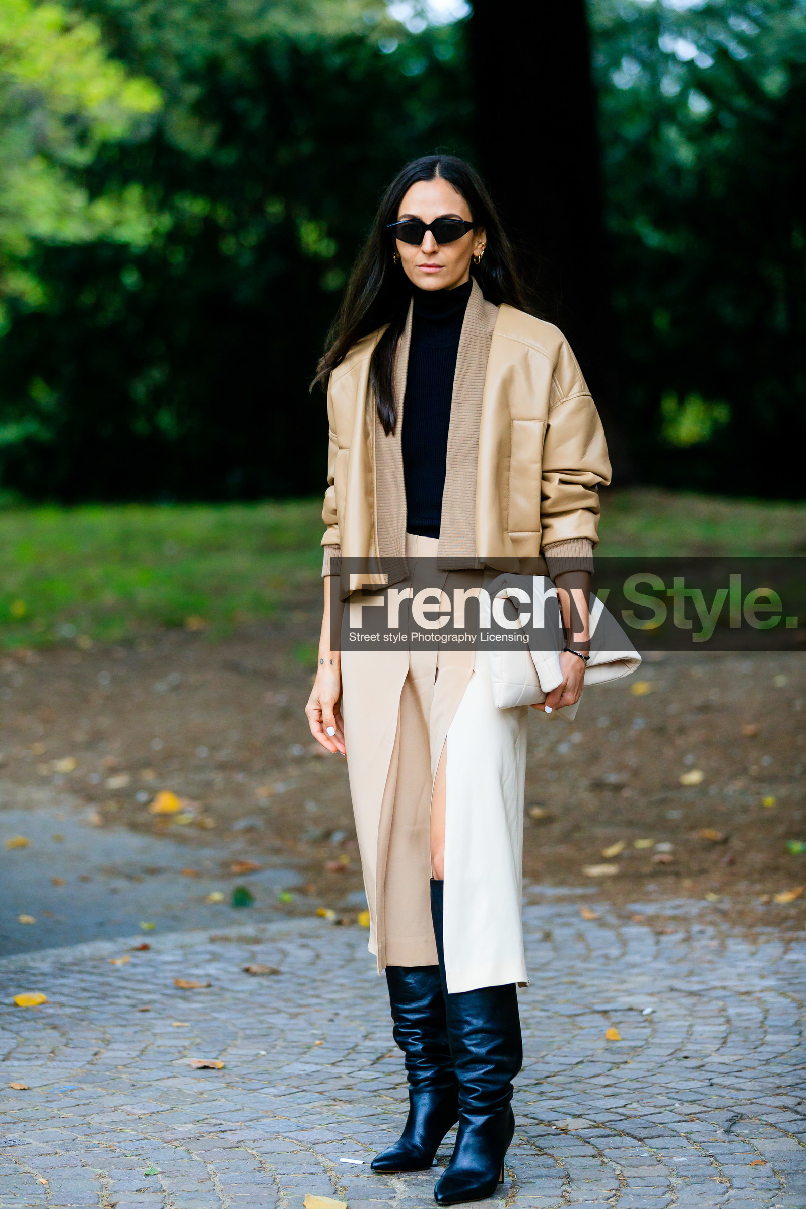 light beige leather jacket, light beige leather bombers, bombers jacket, light beige skirt, white leather clutch, white skirt, black pullover, black sunglasses, futurist shape sunglasses, turtleneck pullover, pleated skirt, mid long skirt, silk skirt, split skirt, black leather boots, high boots, high heels boots, quilted clutch, ilenia toma, street style, jonathan paciullo, FW, frenchystyle, fashion week, MFW, MILAN, SPRING SUMMER 2021, SS 21, vertical, full length