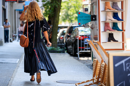 atmosphere details, back detail, black shoes, black skirt, black top, brown bag, céline, ece sukan, fashion week, frenchystyle, full length, FW, horizontal, jonathan paciullo, leather bag, NEW YORK, NYFW, pleated skirt, SPRING SUMMER 2018, SS 18, street style, sunglasses