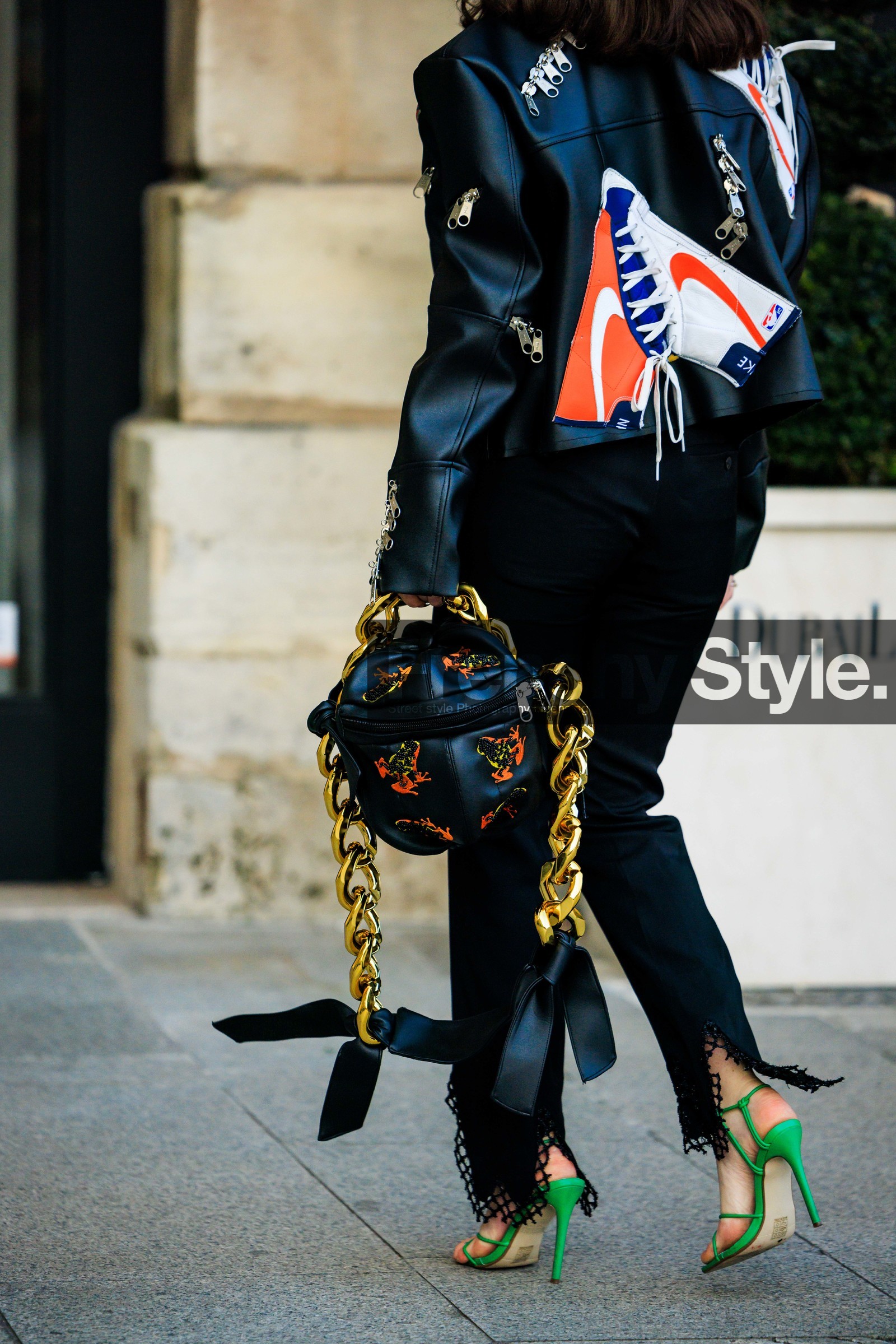 biker jacket, black jacket: leather jacket, printed jacket, leather handbag, assymetric bag, chained bag, black trousers, green heels, green sandals, back details, street style, jonathan paciullo, FW, frenchystyle, fashion week, AUTUMN WINTER 2022-2023, FALL WINTER 2022_2023, FW 22-23, PFW, PARIS, vertical, detail