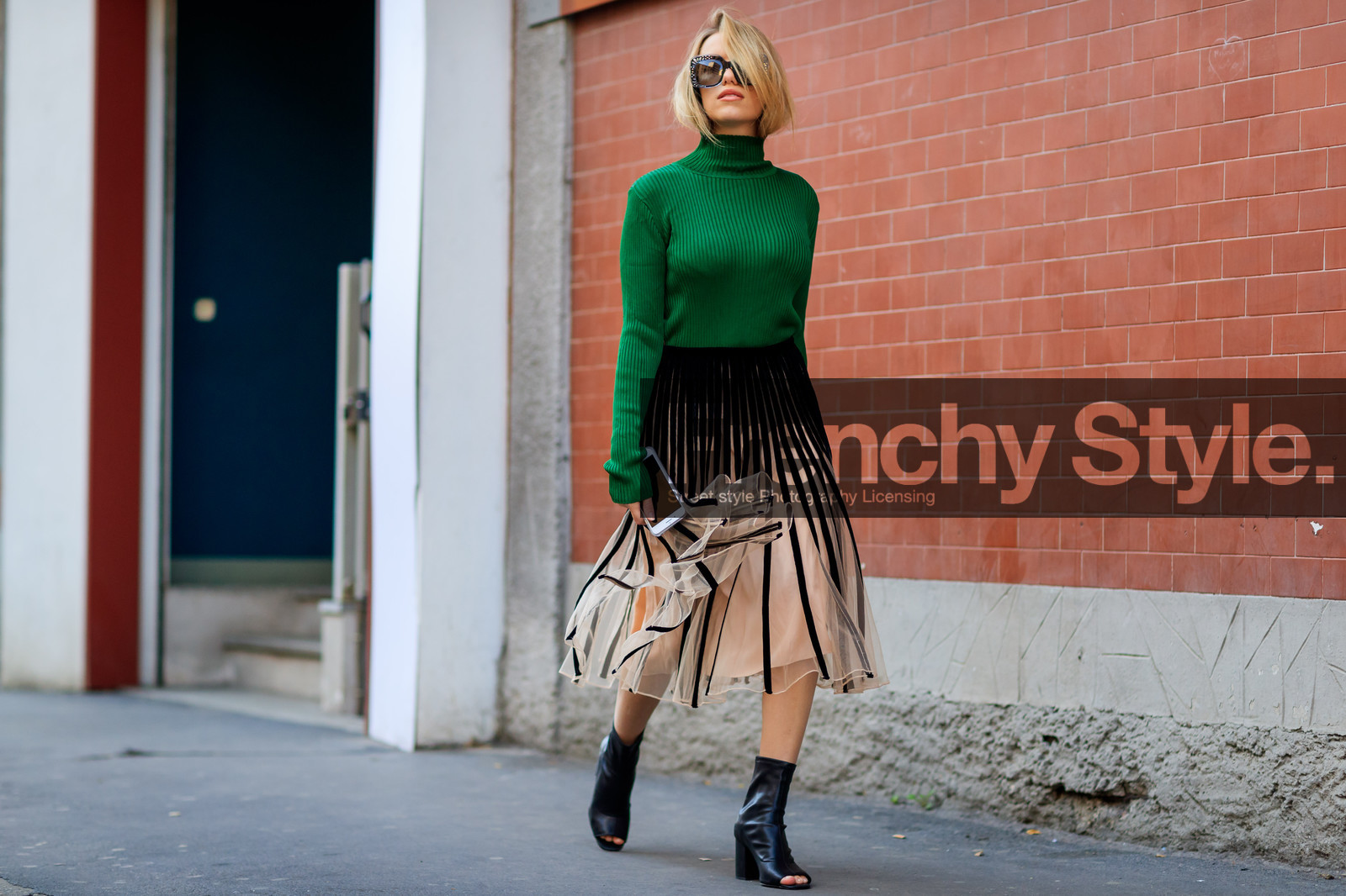 atmosphere details, AUTUMN WINTER 2017-2018, AW 17-18, black shoes, FALL WINTER 2017-2018, fashion week, frenchystyle, full length, FW, FW 17-18, green sweater, high heels, horizontal, jonathan paciullo, leather shoes, MFW, MILAN, open toe, pleated skirt, pleats, street style, sunglasses