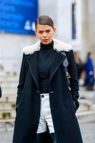 model, black coat, black top, light beige pants, bicolor pants, drape top, turtleneck top, white coat, white collar, bicolor coat, fur coat, fur collar coat, fashion week, frenchystyle, FW, jonathan paciullo, street style, PFW, PARIS, vertical, atmosphere details, detail