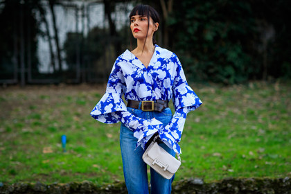 atmosphere details, AUTUMN WINTER 2017-2018, AW 17-18, black belt, blue denim, blue shirt, denim pants, detail, evangelie smyrniotaki, FALL WINTER 2017-2018, fashion week, frenchystyle, FW, FW 17-18, horizontal, jeans, jonathan paciullo, leather bag, leather belt, MFW, MILAN, printed shirt, street style, trousers, white bag