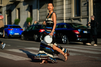 knit dress, knitwear, striped dress, sleeveless dress, long dress, animal shape bag, white leather bag, round shape bag, hand bag, kaki dress, blue dress, burgundy dress, multicolor dress, multicolor earrings, hoop earrings, split dress, brown leather sandals, multi straps sandals, high heels sandals, round shape heels, fringe dress, ferragamo bag, fashion week, frenchystyle, FW, jonathan paciullo, street style, MFW, MILAN, AUTUMN WINTER 2020-2021, FALL WINTER 2020-2021, FW 20-21, horizontal, atmosphere details, full length