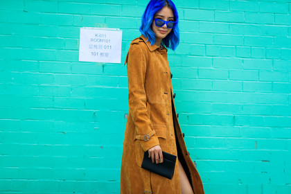 atmosphere details, blue hair, camel coat, detail, dyed hair, fashion week, frenchystyle, FW, horizontal, irene kim, jonathan paciullo, leather coat, NEW YORK, NYFW, SPRING SUMMER 2018, SS 18, street style, sunglasses