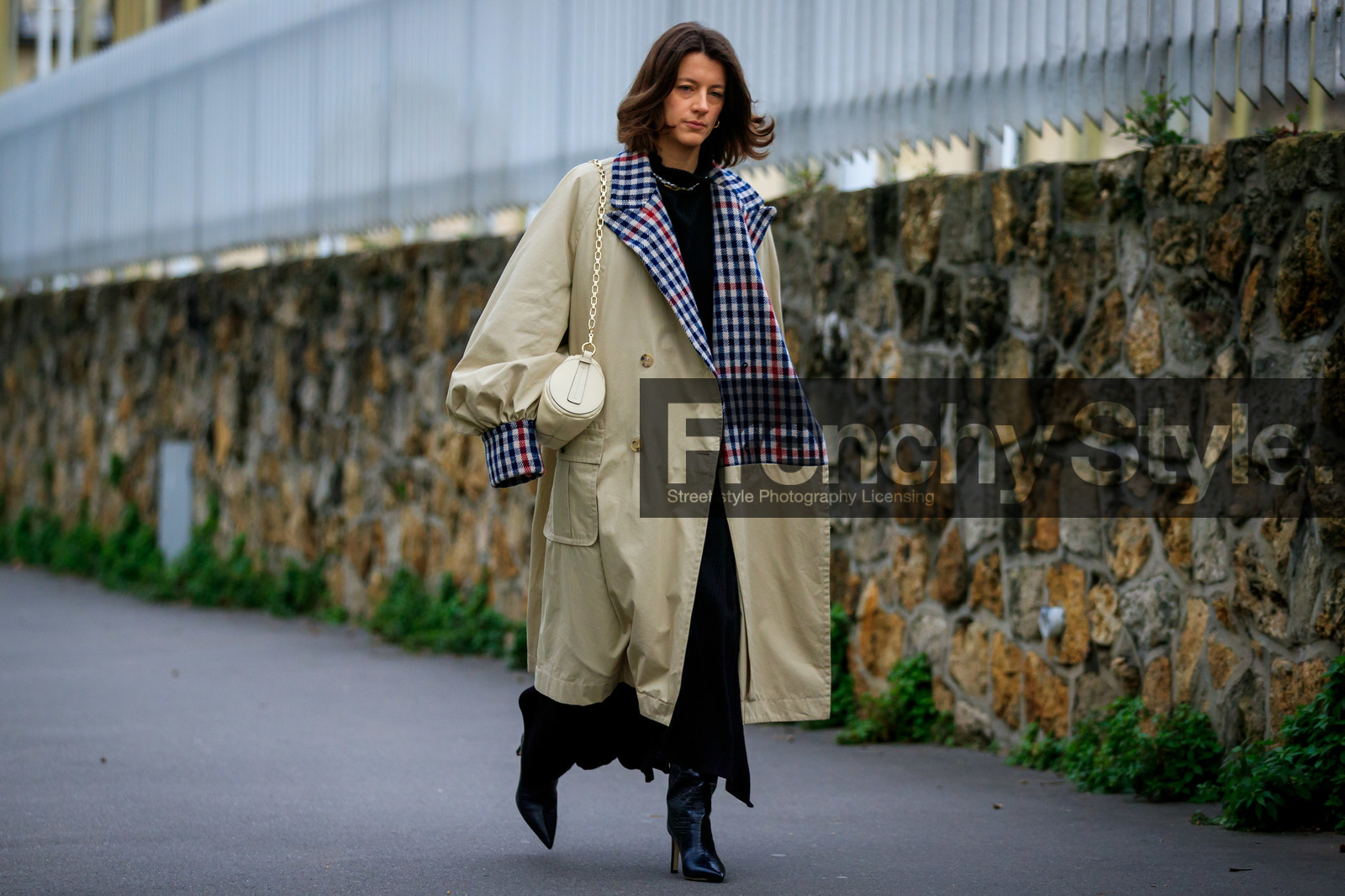 light beige trench coat, checked trench coat, oversize trench coat, white leather bag, round shape bag, shoulder bag, golden chain strap bag, black dress, black leather boots, animal skin boots, loewe trenchcoat, fashion week, frenchystyle, FW, jonathan paciullo, street style, PFW, PARIS, AUTUMN WINTER 2020-2021, FALL WINTER 2020-2021, FW 20-21, horizontal, detail, atmosphere details
