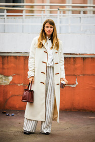 white trench, buttoned trench, bucket brown bag, striped pants, baggy trousers, black shoes, white shirt, coperni, monica ainley, street style, jonathan paciullo, FW, frenchystyle, fashion week, AUTUMN WINTER 2022-2023, FALL WINTER 2022_2023, FW 22-23, PFW, PARIS, full length, vertical