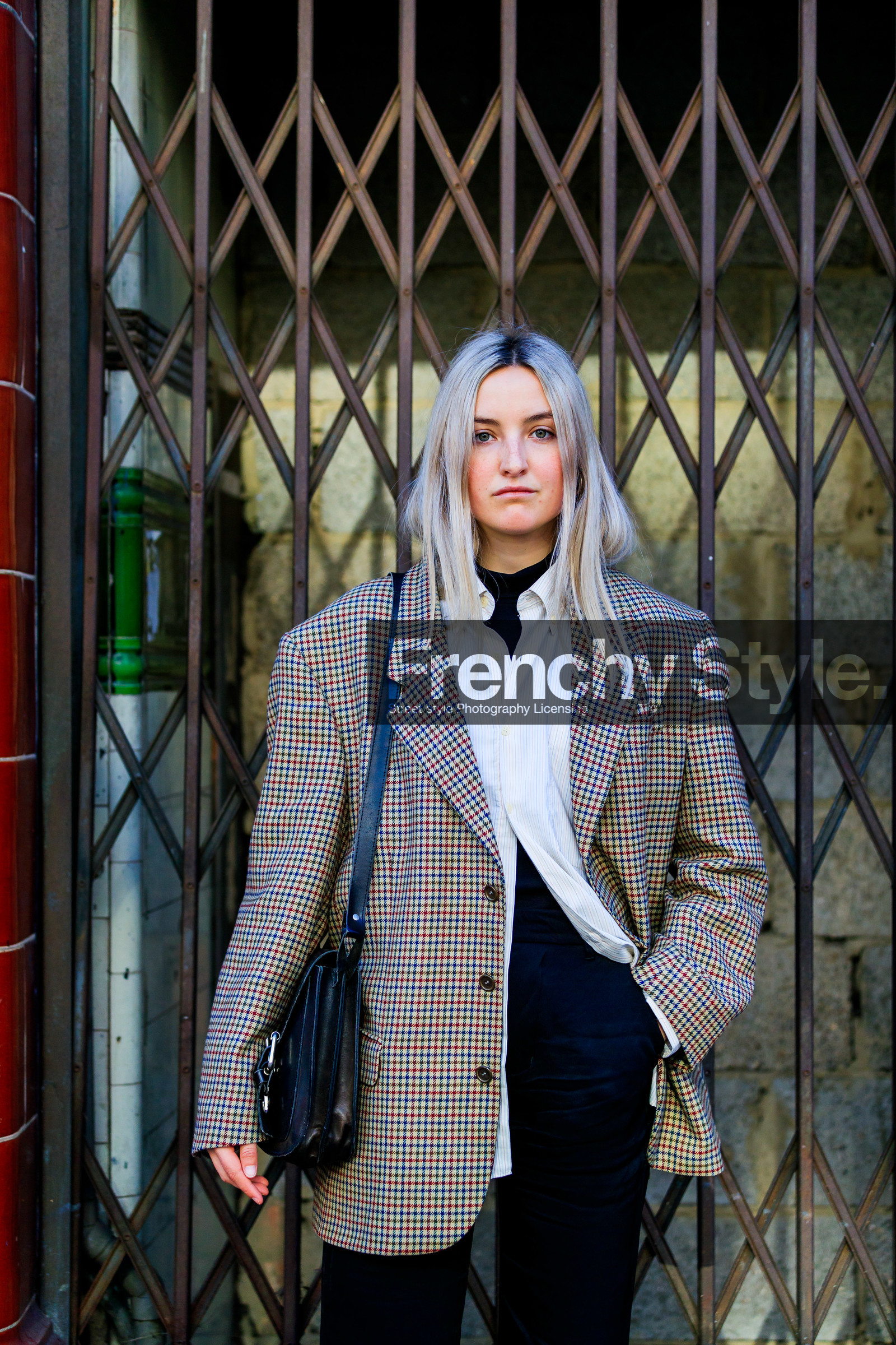beige jacket, black bag, black pants, blazer, checked, graphic jacket, houndstooth pattern, leather bag, plaid, printed jacket, trousers, white shirt, fashion week, frenchystyle, FW, jonathan paciullo, street style, LFW, LONDON, AUTUMN WINTER 2019-2020, AW 19-20, FW 19-20, FALL WINTER 2019-2020, vertical, atmosphere details, detail