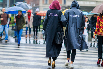 atmosphere details, AUTUMN WINTER 2016-2017, AW 16-17, black bag, black coat, comme des garçons, detail, dyed hair, FALL WINTER 2016-2017, fashion week, frenchystyle, FW, FW 16-17, golden heel, hood, horizontal, jonathan paciullo, leather bag, LFW, LONDON, MENSWEAR, pink hair, raincoat, street style, vêtements