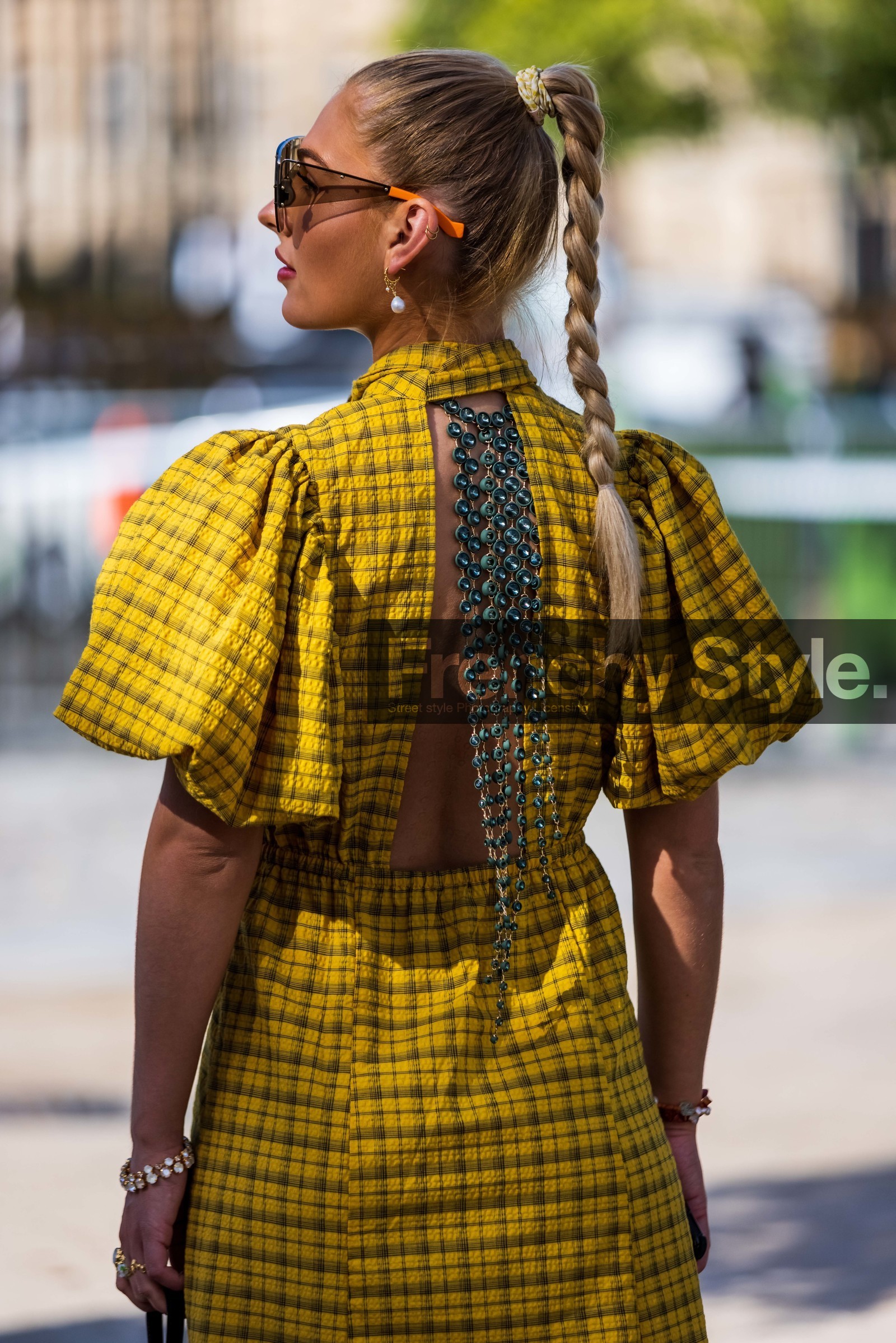 back, back detail, ballon sleeves, bracelet, check print, checked dress, dress, earring, hairstyle, Maria Wos, necklace, open back, printed dress, yellow dress, street style, jonathan paciullo, FW, frenchystyle, fashion week, PFW, PARIS, SPRING SUMMER 2022, SS 22, vertical, atmosphere details